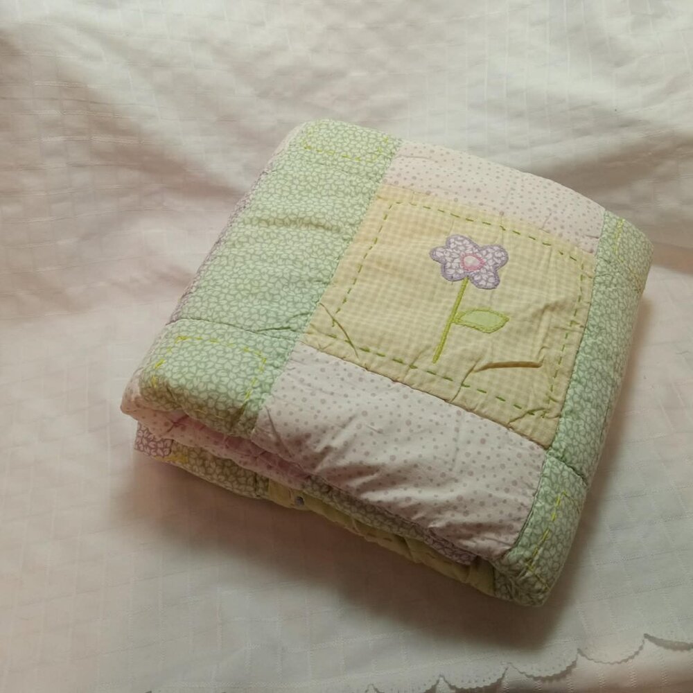 Beautiful quilt-style comforter for baby cribs, made of quilted fabric